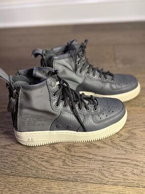 Like new- Nike SF AF1 Air Force 1 Mid Sneakers Size 3.5Y Gray Leather Zip